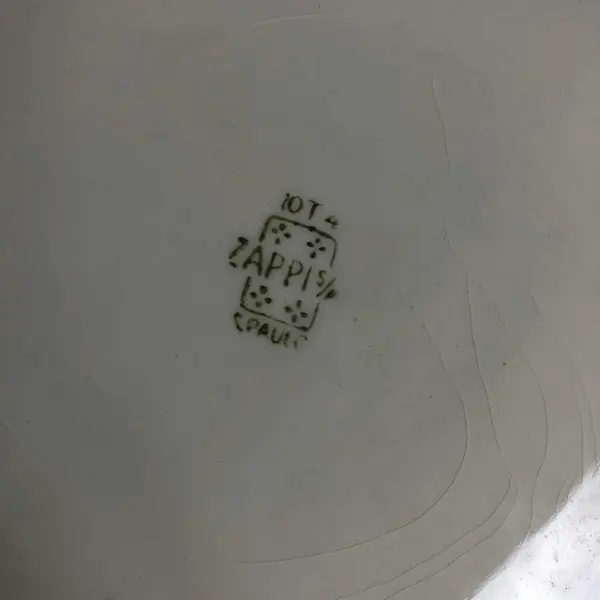 Foto de um(a) Antigo Prato De Parede Medalhão Porcelana Zappi Pintado Mão, da categoria de Pratos Decorativos. Zappi. Antigo e grande prato medalhão decorativo, em porcelana ricamente pintado à mão. Peça assinada no canto inferior... Mostrado de uma perspectiva diferente. Vendido no marketplace Trésors.