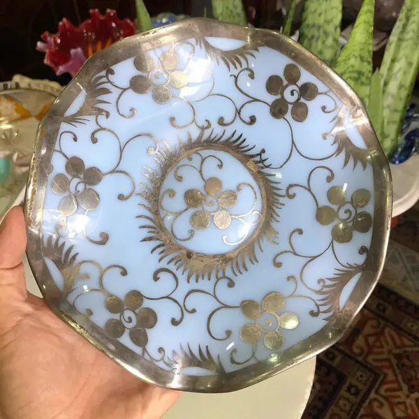Foto de um(a) Antigo Raro Prato Bowl Opalina Francesa Azul E Prata, da categoria de Travessas e tigelas. Antigo prato de opalina francesa, decoração floral feita à mão com prata de lei. Meados do século XX. A peça está em ótimo... Mostrado de uma perspectiva diferente. Vendido no marketplace Trésors.