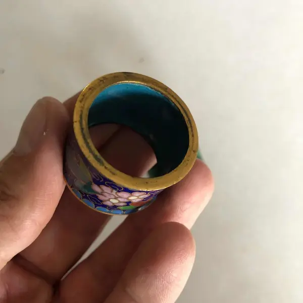 Foto de um(a) Antigo Par De Porta Guardanapos Em Cloisonné, da categoria de Anel para guardanapo. Antigo par de porta guardanapos em cloisonné feitos à mão.Mede aprox 3cm. Mostrado de uma perspectiva diferente. Vendido no marketplace Trésors.