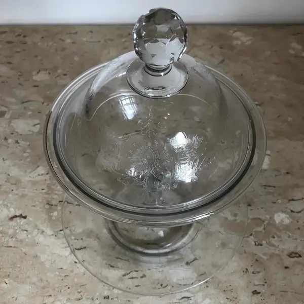 Foto de um(a) Antiga Bomboniere Compoteira Cristal Francês Saint Louis, da categoria de Garrafas, potes e jarros. Antiga e fina bomboniere com présentoir em cristal francês, da famosa manufatura Saint Louis. Ricamente lavrada à mão, com... Mostrado de uma perspectiva diferente. Vendido no marketplace Trésors.