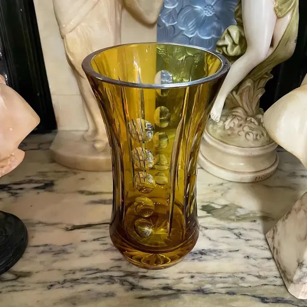 Foto de um(a) Antigo Vaso Cristal Tcheco Âmbar Lapidação Dedão Art Deco, da categoria de Vasos. Antigo e lindo vaso em cristal Europeu, doublé na cor âmbar. Lapidado à mão, lapidação dedão, fundo estrelado. Art... Mostrado de uma perspectiva diferente. Vendido no marketplace Trésors.