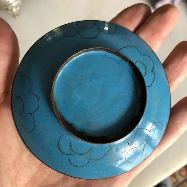 Foto de um(a) Antigos Pratos Decorativos Bowl Bronze Cloisonné - 3und, da categoria de Pratos Decorativos. Coleção com 3 pratinhos em bronze esmaltados à mão. Medem 9,5 cm / cada. Mostrado de uma perspectiva diferente. Vendido no marketplace Trésors.