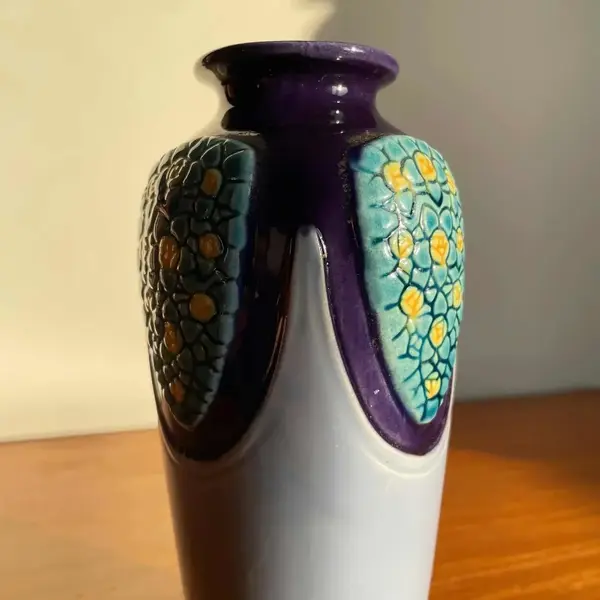 Foto de um(a) Antigo Vasinho Art Nouveau Faiança Majólica Tcheca Eichwald, da categoria de Vasos. Eichwald, importante manufatura fundada em 1871. Antigo vasinho decorativo em majolica/faiança Tcheca, linda coloração e... Mostrado de uma perspectiva diferente. Vendido no marketplace Trésors.