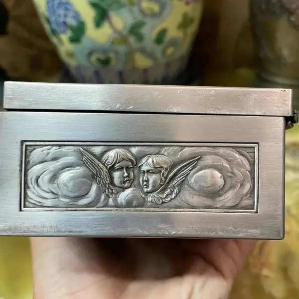 Foto de um(a) Antiga Caixa Decorativa Porta Jóias Prata Francesa Nouveau, da categoria de Cestos e Caixas. Antiga e linda caixa decorativa porta jóias francês em metal espessurado a prata, peça toda trabalha, com muita riqueza de... Mostrado de uma perspectiva diferente. Vendido no marketplace Trésors.