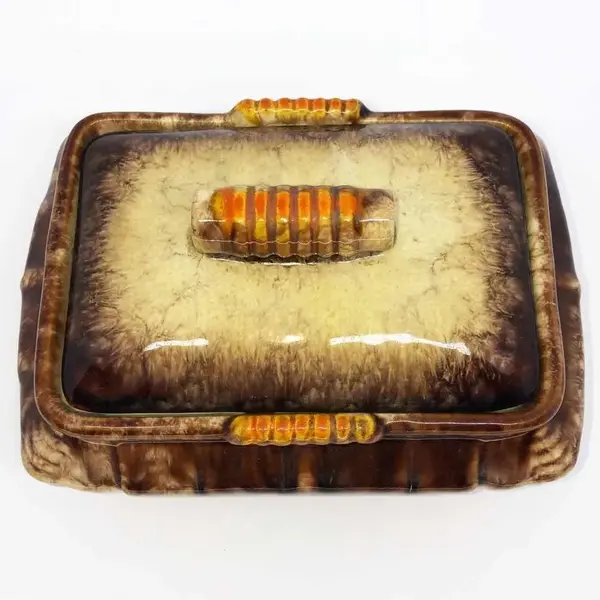 Foto de um(a) Antiga Caixa Biscoiteira Em Majolica Cerâmica Alemã, da categoria de Cestos e Caixas. Antiga caixa biscoiteira em cerâmica vitrificada/Majolica alemã. Período Art Deco. Década de 1950. Impecável.Medidas 11x21cm. Mostrado de uma perspectiva diferente. Vendido no marketplace Trésors.