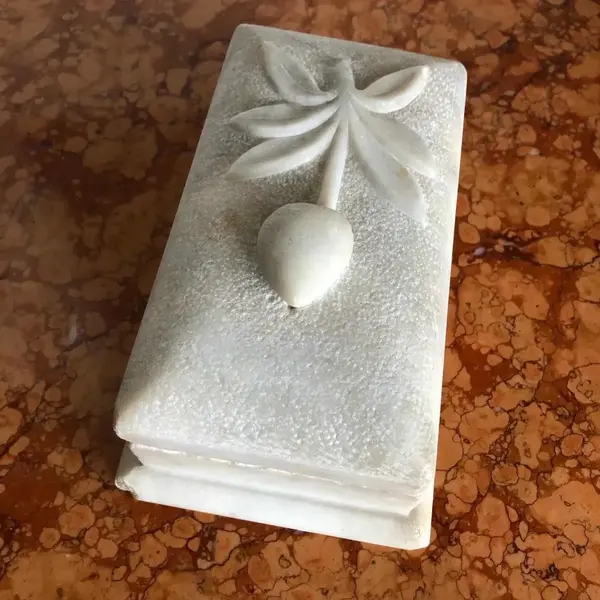 Foto de um(a) Antiga Rara Caixa De Altar Em Mármore Italiano Arte Sacra, da categoria de Objetos religiosos e espirituais. Antiga e diferente caixa em mármore italiana, esculpida à mão. Início do século XX.Medidas 12x18cm. Mostrado de uma perspectiva diferente. Vendido no marketplace Trésors.