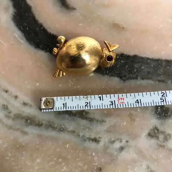 Foto de um(a) Antigo Broche Francês De Pássaro Dourado Com Pedra Vermelha, da categoria de Outros colecionáveis. Banhado a ouro. Muito bem conservado.Década de 1970.Aproximadamente 3cm. Mostrado de uma perspectiva diferente. Vendido no marketplace Trésors.
