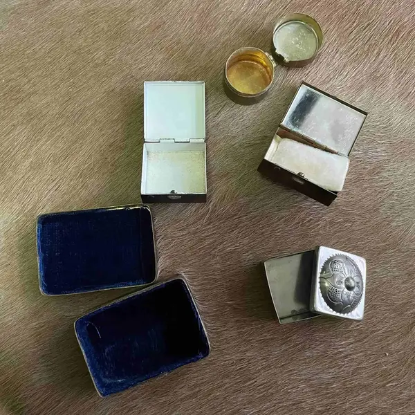 Foto de um(a) Antiga Coleção 5 Caixinhas Em Prata Bronze E Madrepérola, da categoria de Cestos e Caixas. Antiga e especial coleção com 5 caixinhas antigas, em prata bronze e madrepérola, feitas à mão. Meados do século XX. Mostrado de uma perspectiva diferente. Vendido no marketplace Trésors.