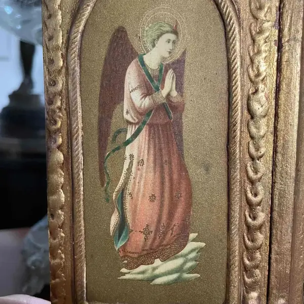 Foto de um(a) Arte Sacra Antigo Raro Oratório Tríptico Em Madeira E Ouro, da categoria de Objetos religiosos e espirituais. Arte Sacra. Antigo e lindo oratório tríptico. Madeira policromada com ouro, com detalhes pintados à mão. Século XX. Medidas... Mostrado de uma perspectiva diferente. Vendido no marketplace Trésors.