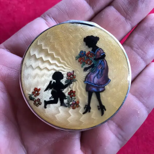 Foto de um(a) Antiga Rara Caixinha Porta Pó Itália Prata De Lei Esmaltada, da categoria de Cestos e Caixas. Antiga e centenária caixinha porta pó em prata de lei italiana teor 925, com aplicação de esmalte feita à mão. Peça muito... Mostrado de uma perspectiva diferente. Vendido no marketplace Trésors.