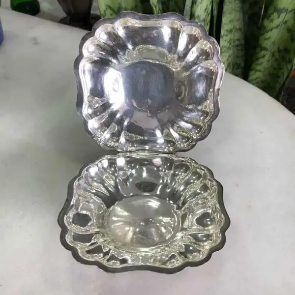 Foto de um(a) Antigo Lindo Cinzeiro Cata Migalhas Em Prata Art Deco, da categoria de Cinzeiros e coletores. Em ótimo estado de conservação, parece ter sido pouquíssimo usado. Apenas na tampa tem uma pequeno desgaste natural da prata... Mostrado de uma perspectiva diferente. Vendido no marketplace Trésors.
