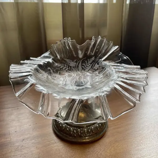 Foto de um(a) Antigo Prato Centro De Mesa Wmf Art Nouveau Cristal Francês, da categoria de Centro de mesa. Antigo e diferente prato de cristal com base em metal prateado WMF. Pode ser uma fruteira ou um porta cartões. Cristal... Mostrado de uma perspectiva diferente. Vendido no marketplace Trésors.