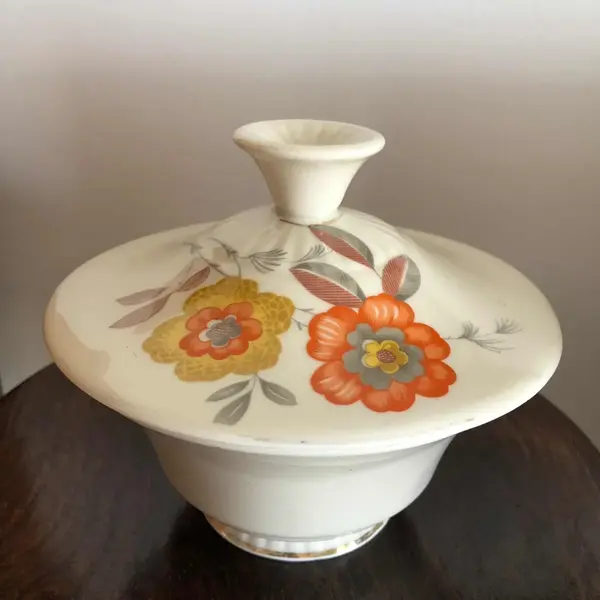 Foto de um(a) Antiga Caixa Porta Jóias Em Fina Porcelana Alemã Tiefenfurt, da categoria de Cestos e Caixas. Antiga caixa porta jóias em fina porcelana alemã com linda decoração floral, marca da manufatura na tampa e na base. Medidas... Mostrado de uma perspectiva diferente. Vendido no marketplace Trésors.