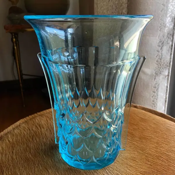 Foto de um(a) Antigo Vaso Art Deco Libochovice Glass Cristal Tcheco, da categoria de Vasos. Libochovice Glass. Antigo vaso em vidro artístico, da famosa manufatura tcheca Libochovice Glass. Década de 1930/40. Período... Mostrado de uma perspectiva diferente. Vendido no marketplace Trésors.
