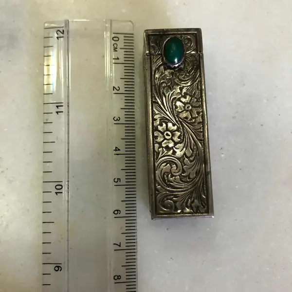 Foto de um(a) Antigo E Muito Raro Porta Batom Francês Em Prata De Lei, da categoria de Outros colecionáveis. Rara peça do início do século XX Mede aprox 6cm. Mostrado de uma perspectiva diferente. Vendido no marketplace Trésors.