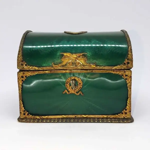 Foto de um(a) Antiga Caixa Porta Jóias Baú Bronze Ormolu Estilo Império, da categoria de Cestos e Caixas. Germany. Antiga e fina caixa porta jóias no formato de baú, com partes em couro e acabamento em bronze ormolu (com banho de... Mostrado de uma perspectiva diferente. Vendido no marketplace Trésors.