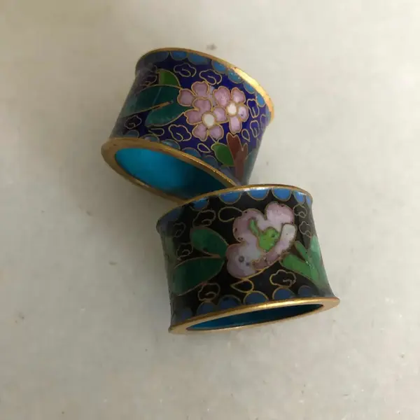 Foto de um(a) Antigo Par De Porta Guardanapos Em Cloisonné, da categoria de Anel para guardanapo. Antigo par de porta guardanapos em cloisonné feitos à mão.Mede aprox 3cm. Mostrado de uma perspectiva diferente. Vendido no marketplace Trésors.