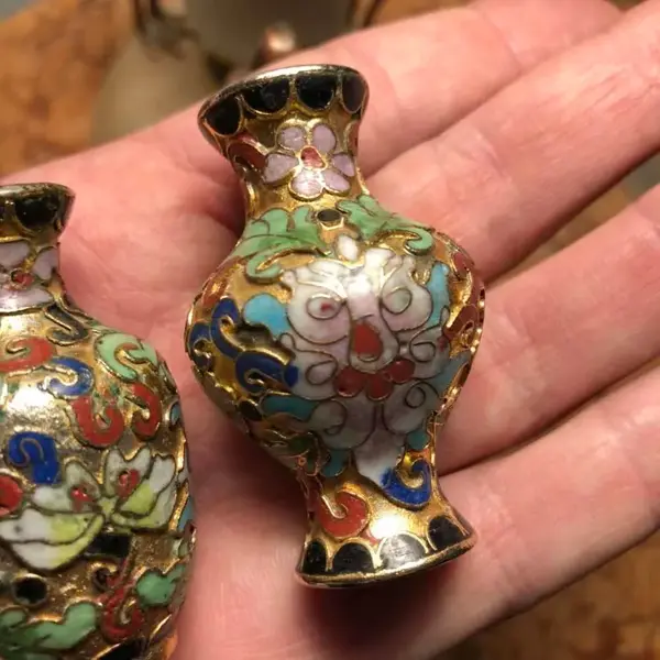 Foto de um(a) Antiga Coleção Com 4 Vasinhos Miniatura Em Bronze Cloisonné, da categoria de Vasos. Antiga coleção com 4 lindos vasinhos diferentes, em bronze Cloisonné. Perfeitinhos Altura 5cm cada. Mostrado de uma perspectiva diferente. Vendido no marketplace Trésors.