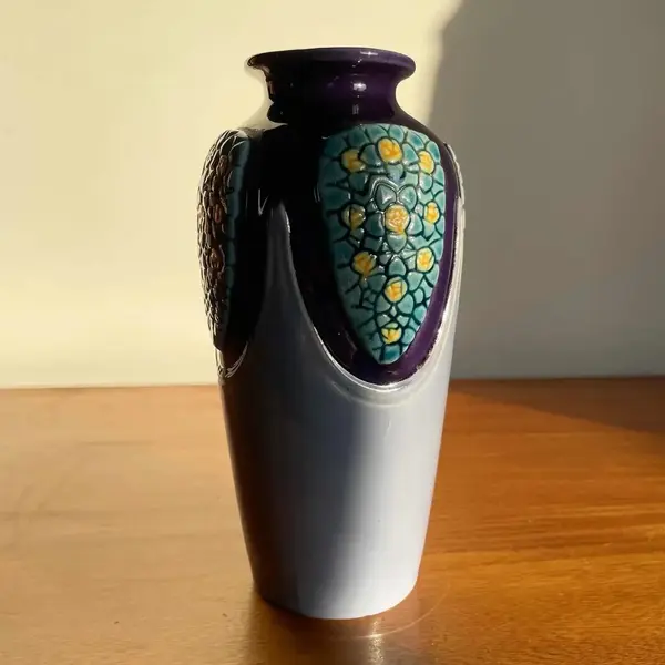 Foto de um(a) Antigo Vasinho Art Nouveau Faiança Majólica Tcheca Eichwald, da categoria de Vasos. Eichwald, importante manufatura fundada em 1871. Antigo vasinho decorativo em majolica/faiança Tcheca, linda coloração e... Mostrado de uma perspectiva diferente. Vendido no marketplace Trésors.
