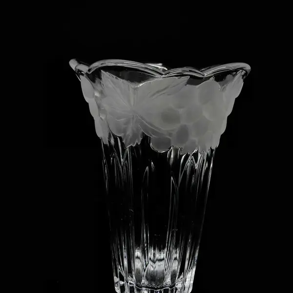 Foto de um(a) Antigo Vaso Em Cristal Francês Com Flores Satiné Art Deco, da categoria de Vasos. Lindo vaso em cristal francês com borda satiné, decoração de folhas e frutas em relevo. Art Deco. Medidas 16x11cm. Mostrado de uma perspectiva diferente. Vendido no marketplace Trésors.