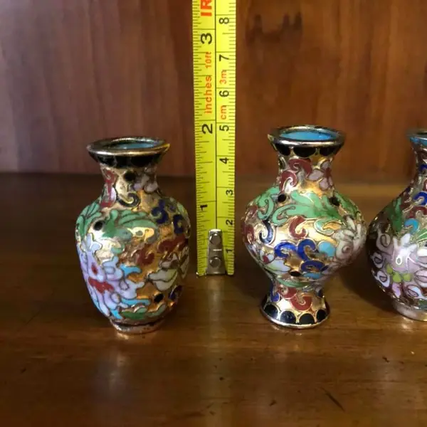 Foto de um(a) Antiga Coleção Com 4 Vasinhos Miniatura Em Bronze Cloisonné, da categoria de Vasos. Antiga coleção com 4 lindos vasinhos diferentes, em bronze Cloisonné. Perfeitinhos Altura 5cm cada. Mostrado de uma perspectiva diferente. Vendido no marketplace Trésors.