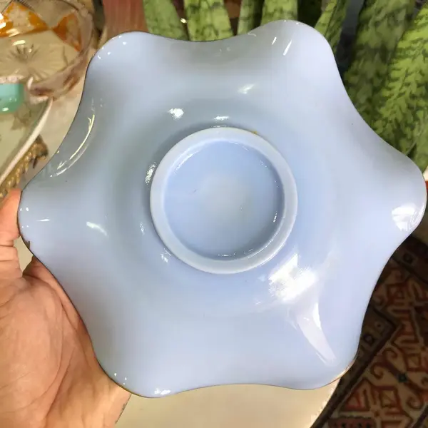 Foto de um(a) Antigo Raro Prato Bowl Opalina Francesa Azul E Prata, da categoria de Travessas e tigelas. Antigo prato de opalina francesa, decoração floral feita à mão com prata de lei. Meados do século XX. A peça está em ótimo... Mostrado de uma perspectiva diferente. Vendido no marketplace Trésors.