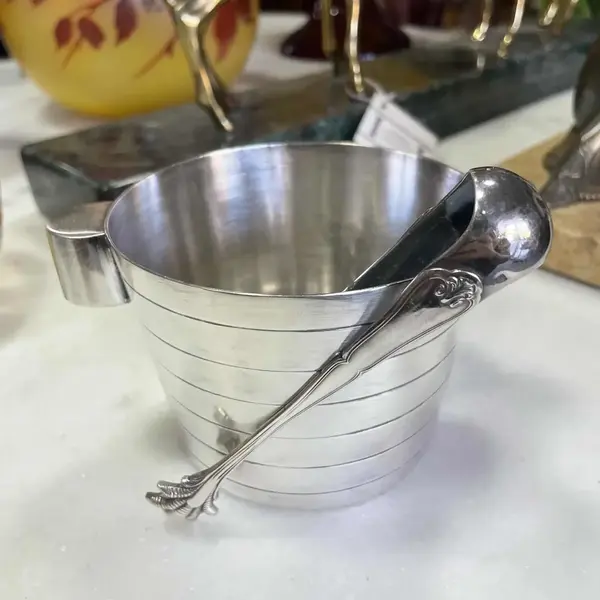 Foto de um(a) Antigo Pequeno Balde De Gelo Prata Inglesa Epns Art Deco, da categoria de Baldes de Gelo. EPNS. Antigo e pequeno baldinho de gelo em prata inglesa. Acompanha linda pinça com garras de animal. Período Art Deco.... Mostrado de uma perspectiva diferente. Vendido no marketplace Trésors.