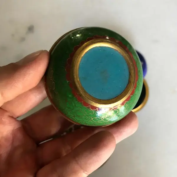 Foto de um(a) Antigas Caixinhas De Coleção Em Bronze Cloisonné, da categoria de Cestos e Caixas. Caixinhas em bronze com trabalho de esmalte feito a mão. Meados do século XX. Medem 5cm aproximadamente. Mostrado de uma perspectiva diferente. Vendido no marketplace Trésors.
