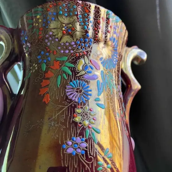 Foto de um(a) Antigo Vaso Art Deco Em Porcelana Inglesa Crown Devon, da categoria de Vasos. Crown Devon. Porcelana inglesa pintada à mão com lindas flores. Período Art Deco. Peça catalogada. Meados do século XX.... Mostrado de uma perspectiva diferente. Vendido no marketplace Trésors.
