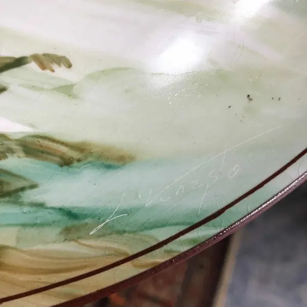 Foto de um(a) Antigo Prato De Parede Medalhão Porcelana Zappi Pintado Mão, da categoria de Pratos Decorativos. Zappi. Antigo e grande prato medalhão decorativo, em porcelana ricamente pintado à mão. Peça assinada no canto inferior... Mostrado de uma perspectiva diferente. Vendido no marketplace Trésors.