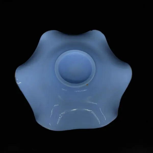 Foto de um(a) Antigo Raro Prato Bowl Opalina Francesa Azul E Prata, da categoria de Travessas e tigelas. Antigo prato de opalina francesa, decoração floral feita à mão com prata de lei. Meados do século XX. A peça está em ótimo... Mostrado de uma perspectiva diferente. Vendido no marketplace Trésors.