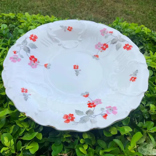Foto de um(a) Antigo Grande Medalhão Prato Decorativo Em Porcelana Alemã, da categoria de Pratos Decorativos. Para servir ou decorar. Antigo e grande prato medalhão em porcelana alemã, com linda de floral pintada à mão. Década de... Mostrado de uma perspectiva diferente. Vendido no marketplace Trésors.