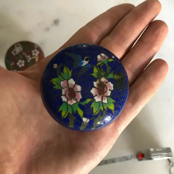 Foto de um(a) Antigas Caixinhas De Coleção Em Bronze Cloisonné, da categoria de Cestos e Caixas. Caixinhas em bronze com trabalho de esmalte feito a mão. Meados do século XX. Medem 5cm aproximadamente. Mostrado de uma perspectiva diferente. Vendido no marketplace Trésors.