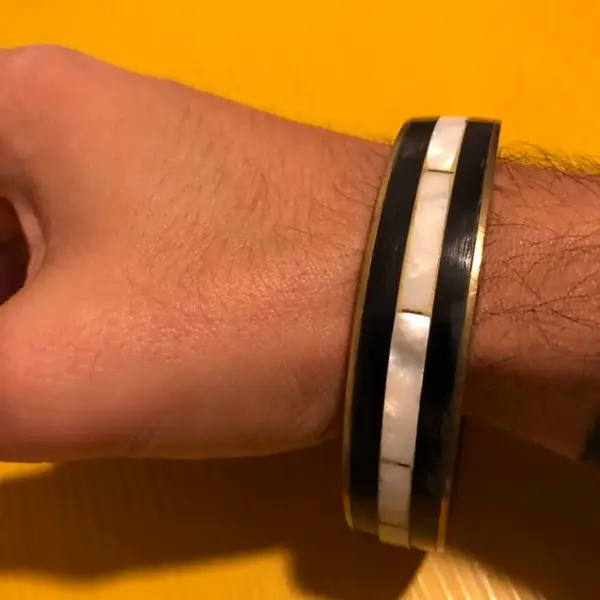 Foto de um(a) Antiga Pulseira Bracelete Com Bronze E Madrepérola Feita Mão (Usado), da categoria de Outros colecionáveis. Pulseira italiana. Década de 1980 7,5 cm. Mostrado de uma perspectiva diferente. Vendido no marketplace Trésors.