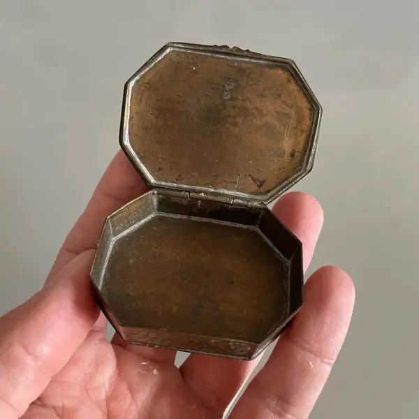 Foto de um(a) Antiga Caixinha De Coleção Em Bronze Cloisonné, da categoria de Outros colecionáveis. Muito antiga, peça feita à mão. Diâmetro 6cm. Mostrado de uma perspectiva diferente. Vendido no marketplace Trésors.