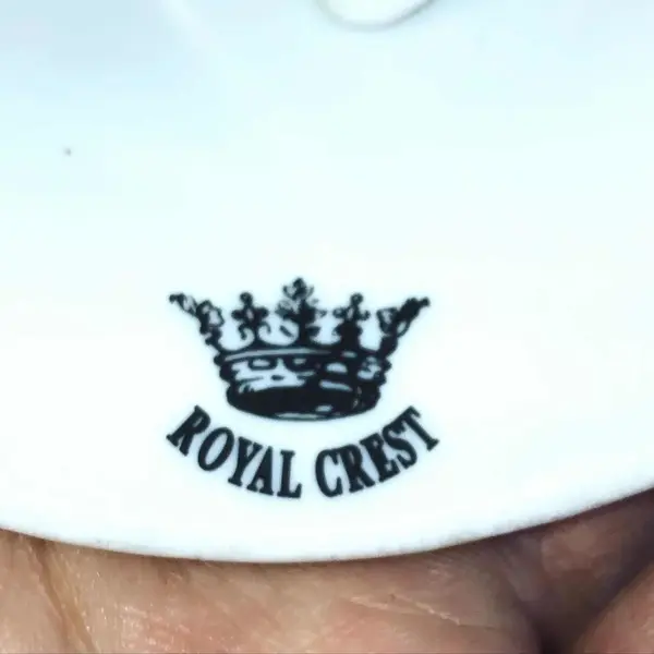 Foto de um(a) Antigo Sino Sineta De Mesa Porcelana Inglesa Royal Crest (Usado), da categoria de Outros objetos decorativos. Royal Crest. Lindo e decorativo sino em porcelana inglesa, com decoração de flores e frutas, e filetes em ouro. Badalo muito... Mostrado de uma perspectiva diferente. Vendido no marketplace Trésors.