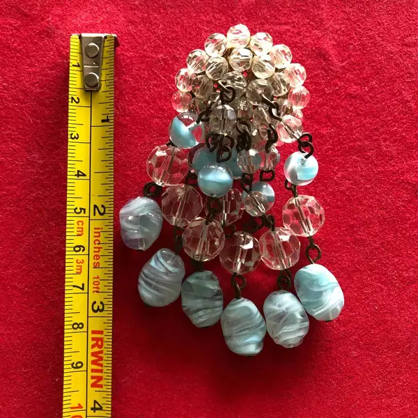 Foto de um(a) Antigo Raro Broche Art Deco Com Cristal Murano Italiano, da categoria de Outros colecionáveis. Grande broche Art Deco. Murano e cristal italiano. Peça única. Feito a mão. Década de 1960. Aproximadamente 9cm. Mostrado de uma perspectiva diferente. Vendido no marketplace Trésors.