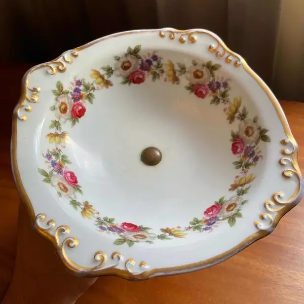 Foto de um(a) Antiga Fruteira Centrinho Ou Porta Cartões Porcelana Limoges, da categoria de Fruteiras. Limoges. Antiga fruteirinha em porcelana artística francesa, delicada decoração floral com filetes de ouro. Medidas 11x18cm. Mostrado de uma perspectiva diferente. Vendido no marketplace Trésors.