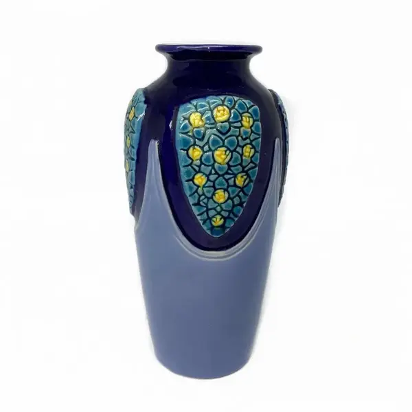 Foto de um(a) Antigo Vasinho Art Nouveau Faiança Majólica Tcheca Eichwald, da categoria de Vasos. Eichwald, importante manufatura fundada em 1871. Antigo vasinho decorativo em majolica/faiança Tcheca, linda coloração e... Vendido no marketplace Trésors.