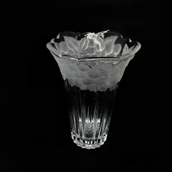 Foto de um(a) Antigo Vaso Em Cristal Francês Com Flores Satiné Art Deco, da categoria de Vasos. Lindo vaso em cristal francês com borda satiné, decoração de folhas e frutas em relevo. Art Deco. Medidas 16x11cm. Mostrado de uma perspectiva diferente. Vendido no marketplace Trésors.