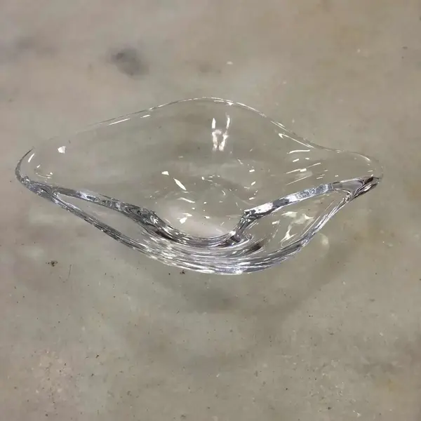 Foto de um(a) Antigo Bowl Enfeite Cristal Francês Daum Nancy Assinado, da categoria de Objetos decorativos. Impecável. Peça legítima e assinada. Altura 4cm Diâmetro 14cm. Mostrado de uma perspectiva diferente. Vendido no marketplace Trésors.