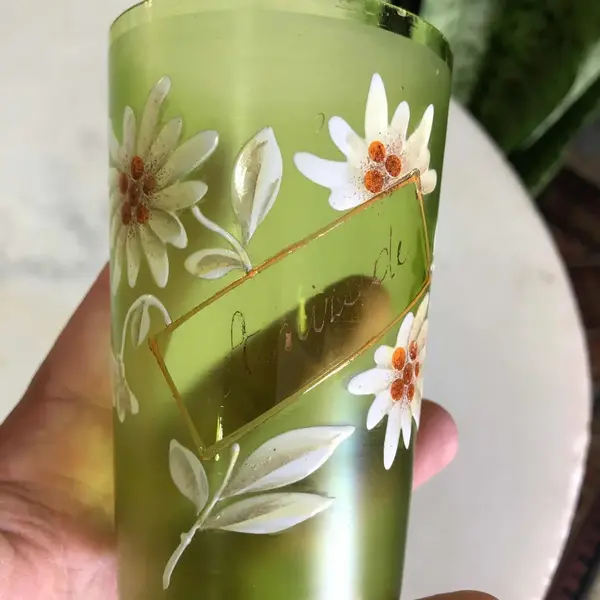 Foto de um(a) Antigo Copo De Coleção Vidro Veneziano Verde Pintado À Mão, da categoria de Copos e taças. Início do século XX, ricamente pintado à mão.Medidas 10x6cm. Mostrado de uma perspectiva diferente. Vendido no marketplace Trésors.