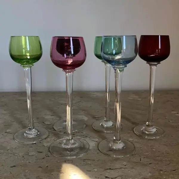 Foto de um(a) Antigos Cálices De Licor Art Deco Cristal Francês Colorido, da categoria de Taças. Antigo conjunto com 6 delicados cálices de pé alto em cristal francês colorido. Período Art Deco. Muito colecionáveis e... Mostrado de uma perspectiva diferente. Vendido no marketplace Trésors.