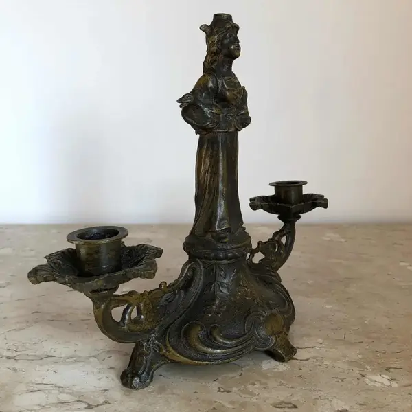 Foto de um(a) Antigo Castiçal Candelabro Art Nouveau Pétit Bronze Francês, da categoria de Castiçais. Antigo e lindo candelabro para duas velas, estilo Art Nouveau, em pétit bronze francês, representando jovem com patos.... Mostrado de uma perspectiva diferente. Vendido no marketplace Trésors.