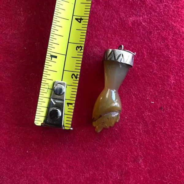 Foto de um(a) Antigo Amuleto Pingente Figa Em Baquelita E Prata, da categoria de Outros colecionáveis. Antigo pingente amuleto de Figa em baquelita e prata. Década de 1980. Aprox 3cm. Mostrado de uma perspectiva diferente. Vendido no marketplace Trésors.