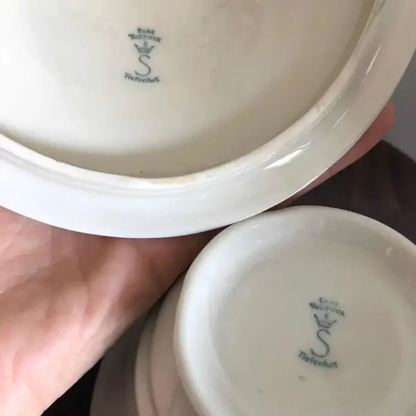 Foto de um(a) Antiga Caixa Porta Jóias Em Fina Porcelana Alemã Tiefenfurt, da categoria de Cestos e Caixas. Antiga caixa porta jóias em fina porcelana alemã com linda decoração floral, marca da manufatura na tampa e na base. Medidas... Mostrado de uma perspectiva diferente. Vendido no marketplace Trésors.