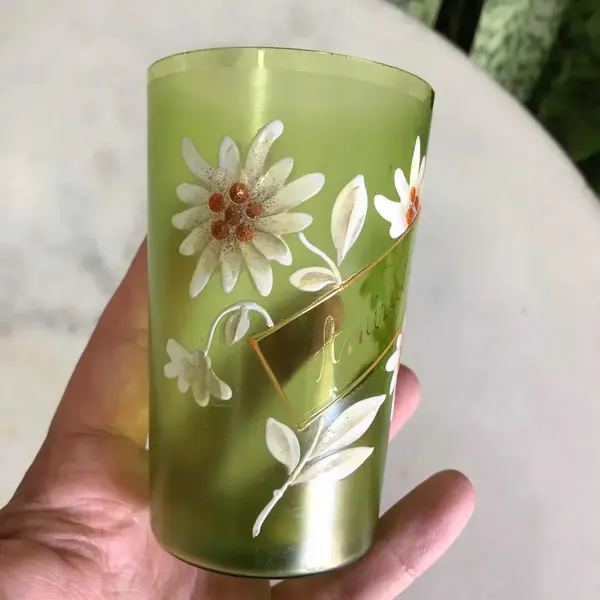 Foto de um(a) Antigo Copo De Coleção Vidro Veneziano Verde Pintado À Mão, da categoria de Copos e taças. Início do século XX, ricamente pintado à mão.Medidas 10x6cm. Mostrado de uma perspectiva diferente. Vendido no marketplace Trésors.