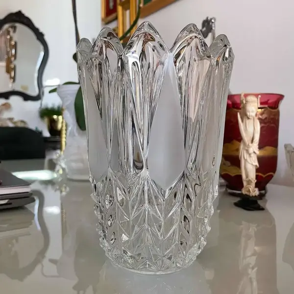 Foto de um(a) Antigo Vaso Art Deco Cristal Francês Diamante Satiné, da categoria de Vasos. Antigo e fino vaso em cristal francês lapidação pontas de diamante, com detalhes em satiné. Período Art Deco.Medidas 19x14cm. Mostrado de uma perspectiva diferente. Vendido no marketplace Trésors.