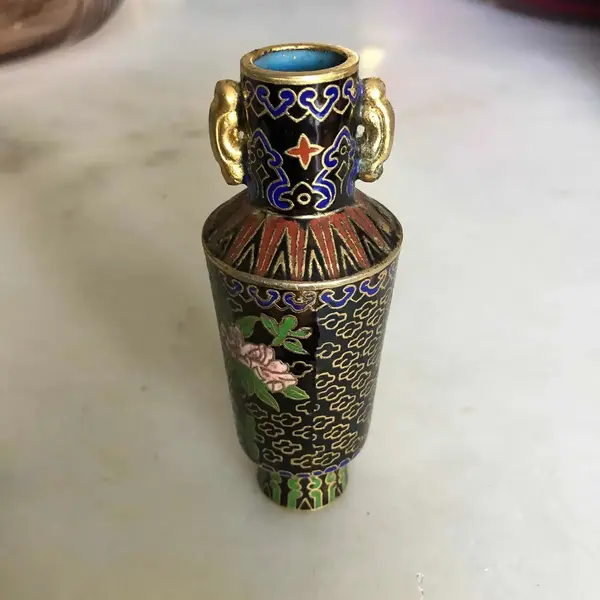 Foto de um(a) Antigo Pequeno Vaso Em Bronze Cloisonné, da categoria de Vasos. Antigo pequeno vaso com alças, em bronze cloisonné feito à mão. Impecável.Altura 11cm. Mostrado de uma perspectiva diferente. Vendido no marketplace Trésors.