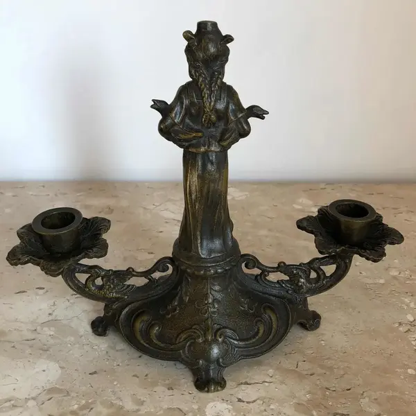 Foto de um(a) Antigo Castiçal Candelabro Art Nouveau Pétit Bronze Francês, da categoria de Castiçais. Antigo e lindo candelabro para duas velas, estilo Art Nouveau, em pétit bronze francês, representando jovem com patos.... Mostrado de uma perspectiva diferente. Vendido no marketplace Trésors.